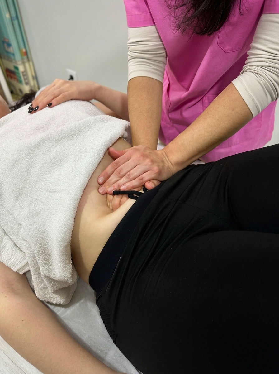 Terapia manual abdominal realizada na Eleva Saúde